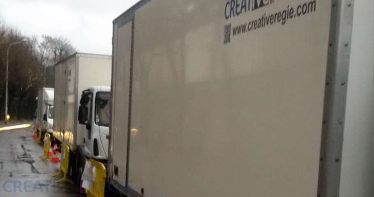 Camions Créative Régie garé sur la ventouse
